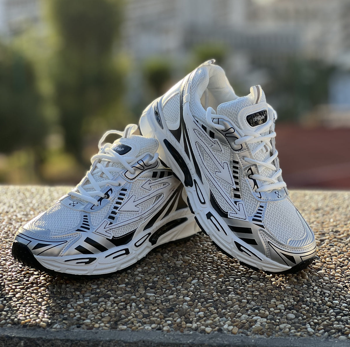 OFF WHITE